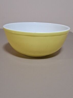 Pyrex Vintage 404 Primary Color Yellow 4 Quart Round Mixing Serving Bowl